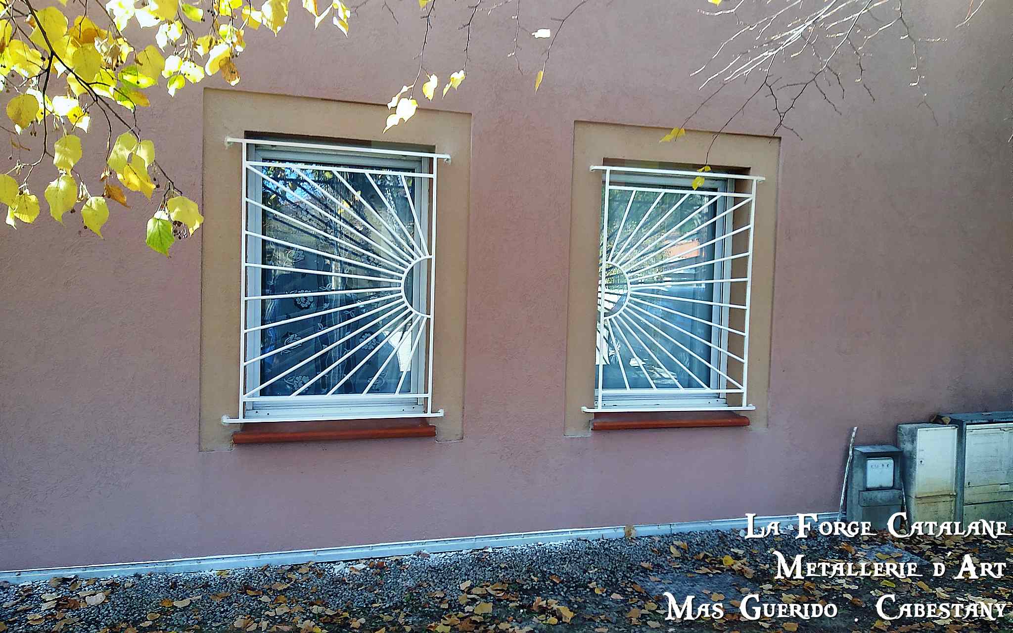 grille de protection fixe motif soleil forge catalane.jpg